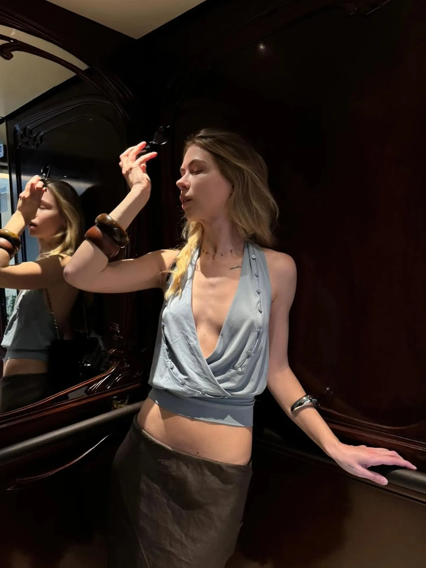 Top Halter V-Neck Dalam Biru Muda Wj dengan Top Pendek Rekaan Tanpa Belakang dengan Rekaan Belakang Simpul Putar dan Butang untuk Kesan Pelangsingan Jerebu Atasan Tangki Halter Biru Atasan Pendek dengan Hiasan Butang dan Rekaan Bercekak Pinggang