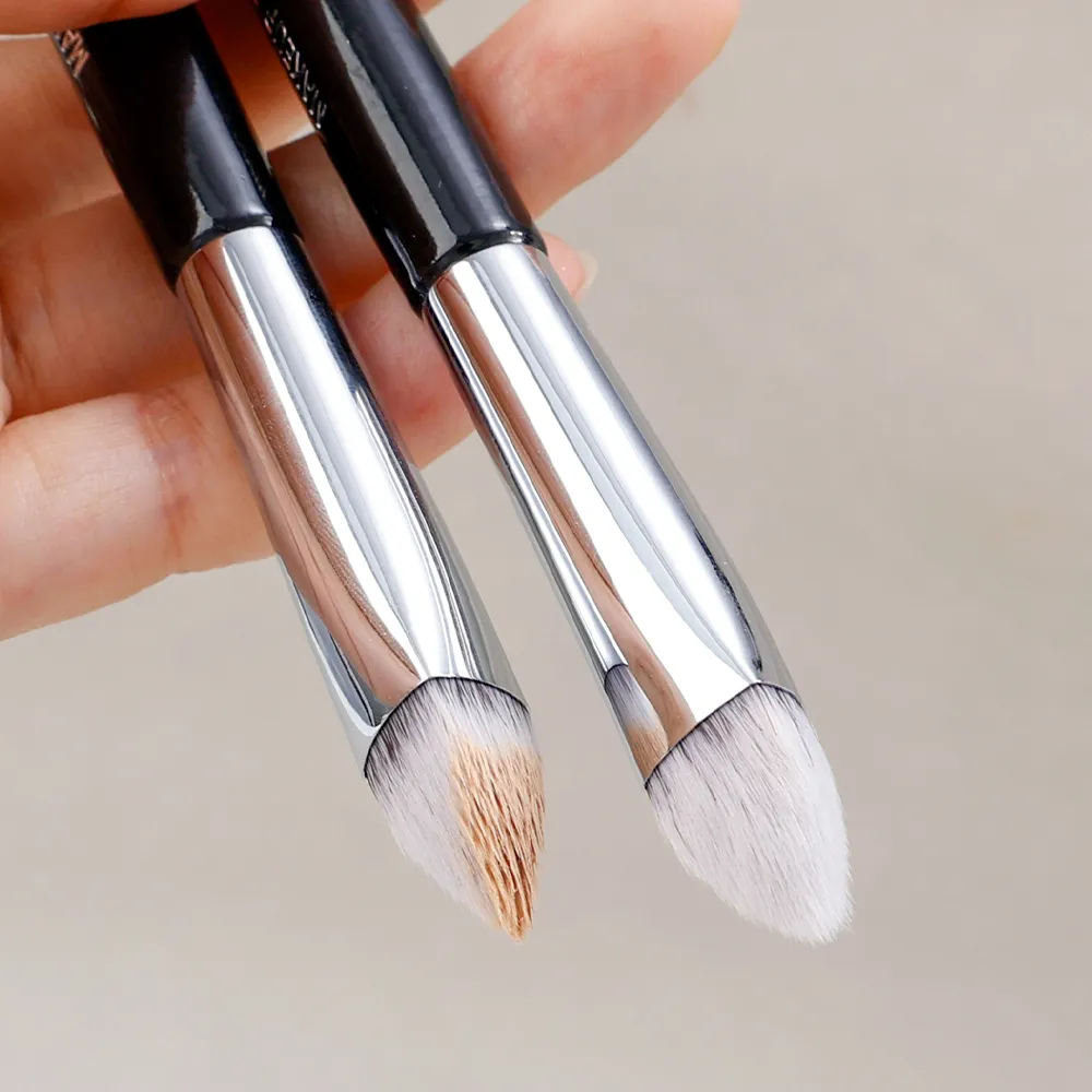 1Pcs Triangle Cone Concealer Brush Lacrimal Sulcus Cover Dark Circles Concealer Makeup Brushes Professional Makeup Beauty Tools