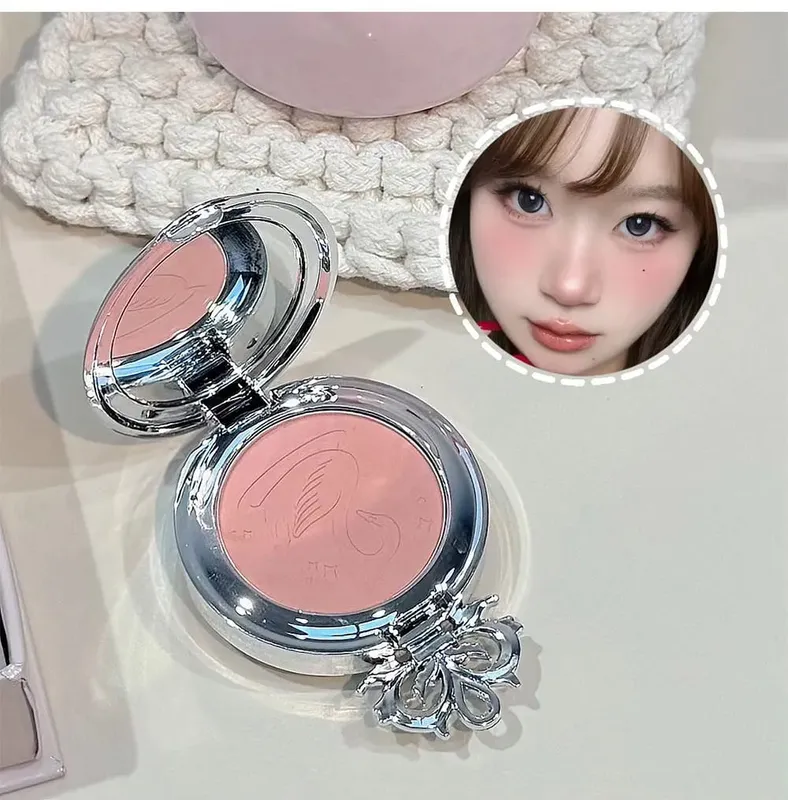 O kit de maquiagem inclui 4 gloss fosco, 1 blush facial, 1 pó prensado, 1 paleta de sombras, 1 paleta de contorno com colar