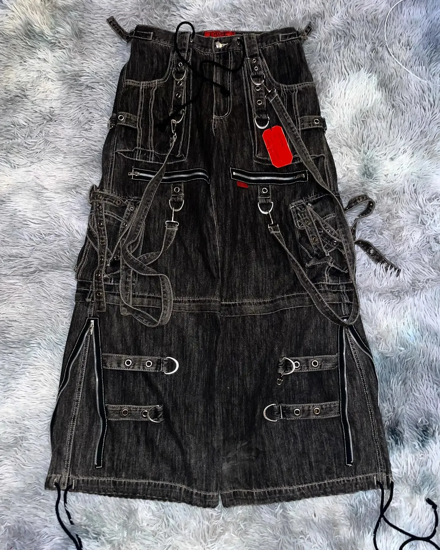 Calças Cargo Masculinas Estilo Gótico Punk com Alças e Fivelas, Jeans Preto com Múltiplos Bolsos, Streetwear Urbano na Moda, Caimento Amplo e Casual
