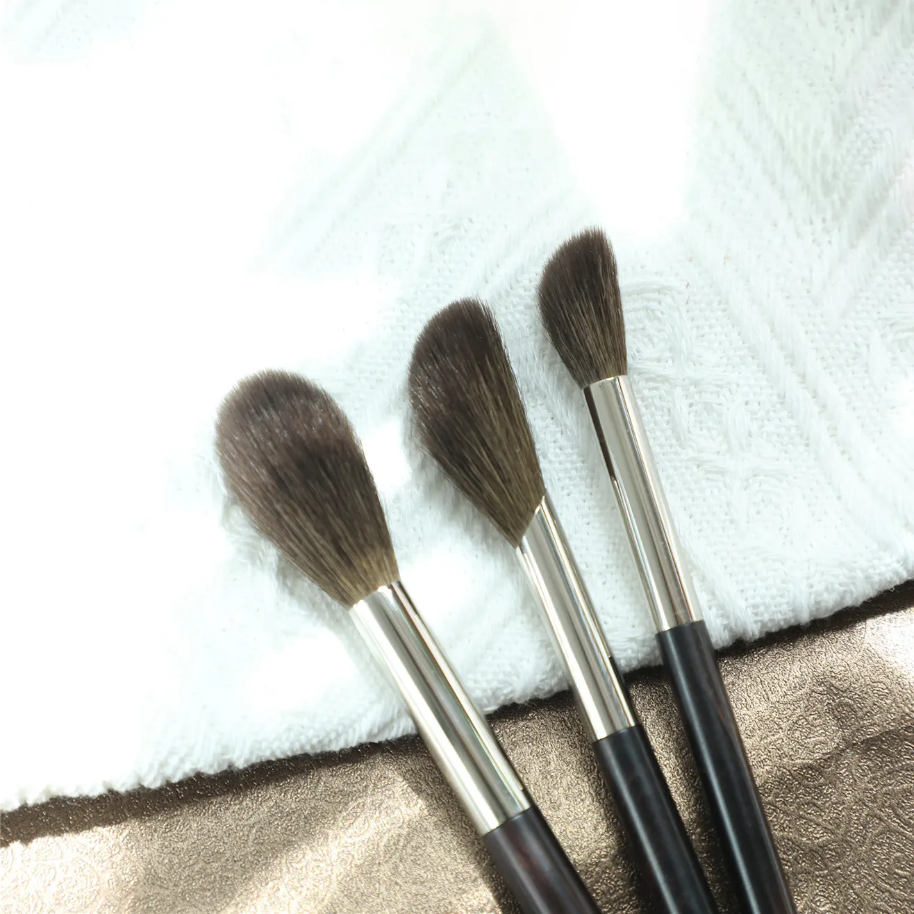 Pincel de maquiagem artesanal profissional, 1 peça, blush, iluminador, macio, saikoho, cabelo de cabra, cabo de madeira de ébano, pincéis de maquiagem