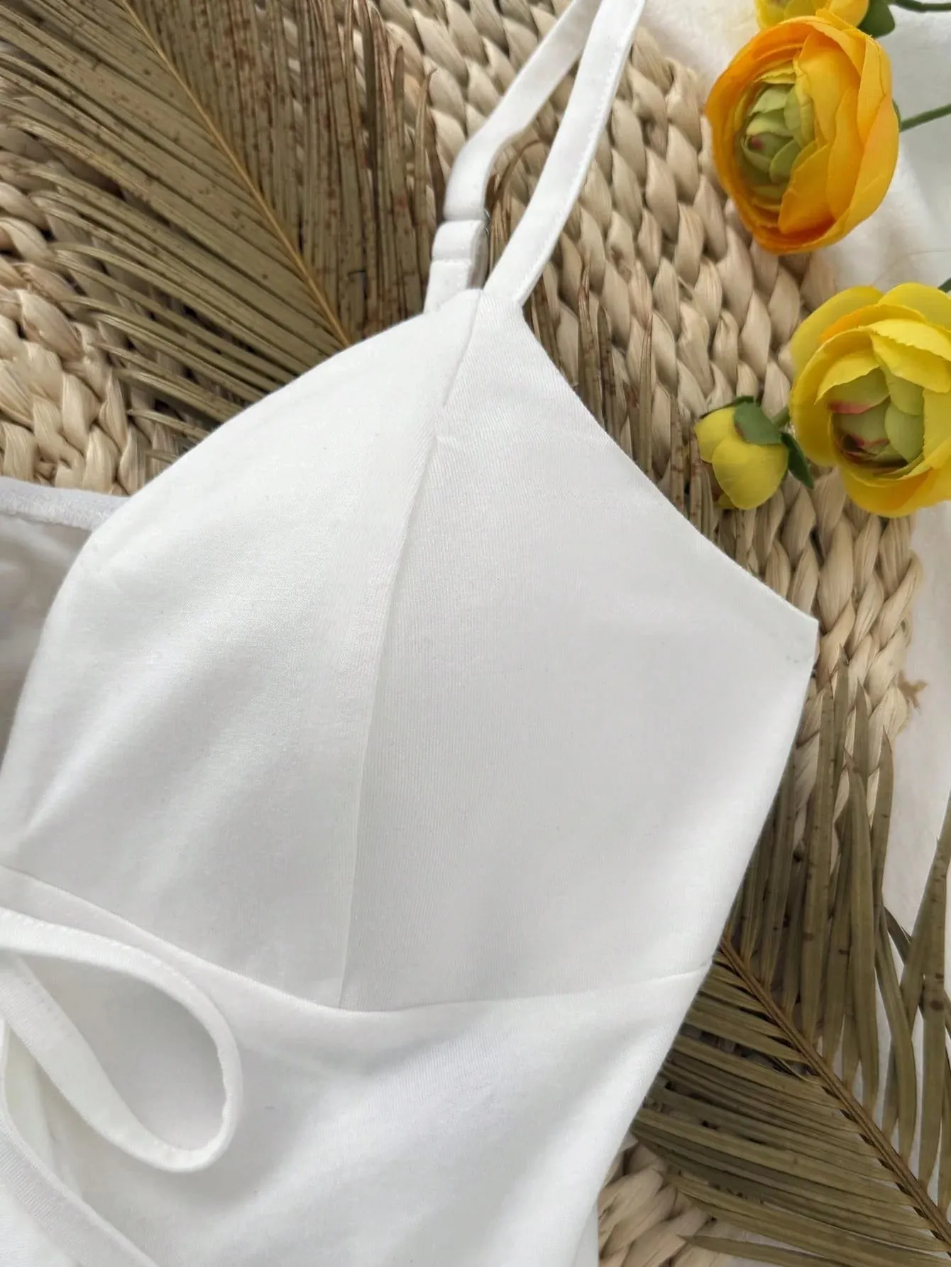Feminino fino cinta de espaguete profundo v frente auto tie plissado hem magro colheita camisola 2026 verão y2k sólido branco sem mangas saindo