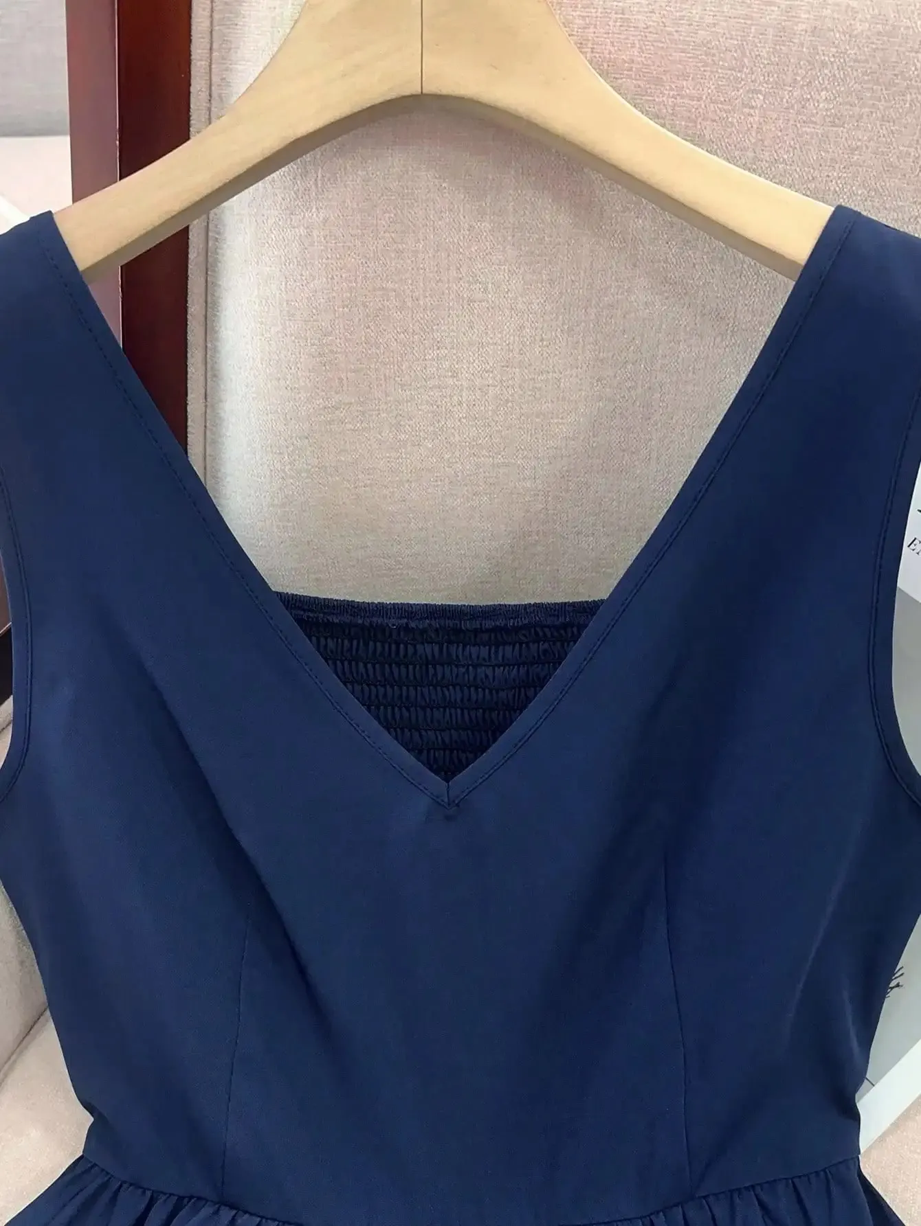 Cami slim fit com costas franzidas e alças grossas com babados na bainha e design franzido para todos os tipos de corpo