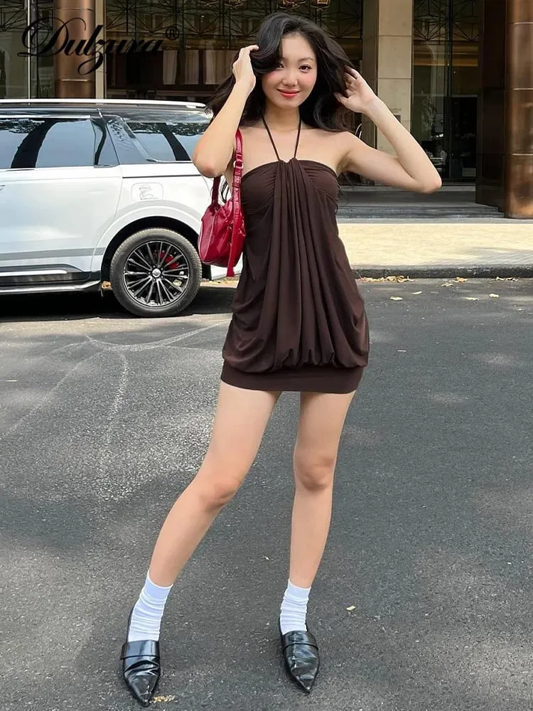 Dulzura 性感迷你掛脖褶皺露背短裙純色無袖女式連身裙夏季女士派對生日俱樂部服裝 20 歲