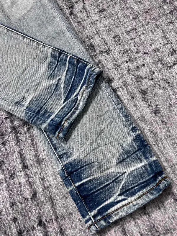 Desconto Homens bandana vermelha remendos angustiados jeans azuis