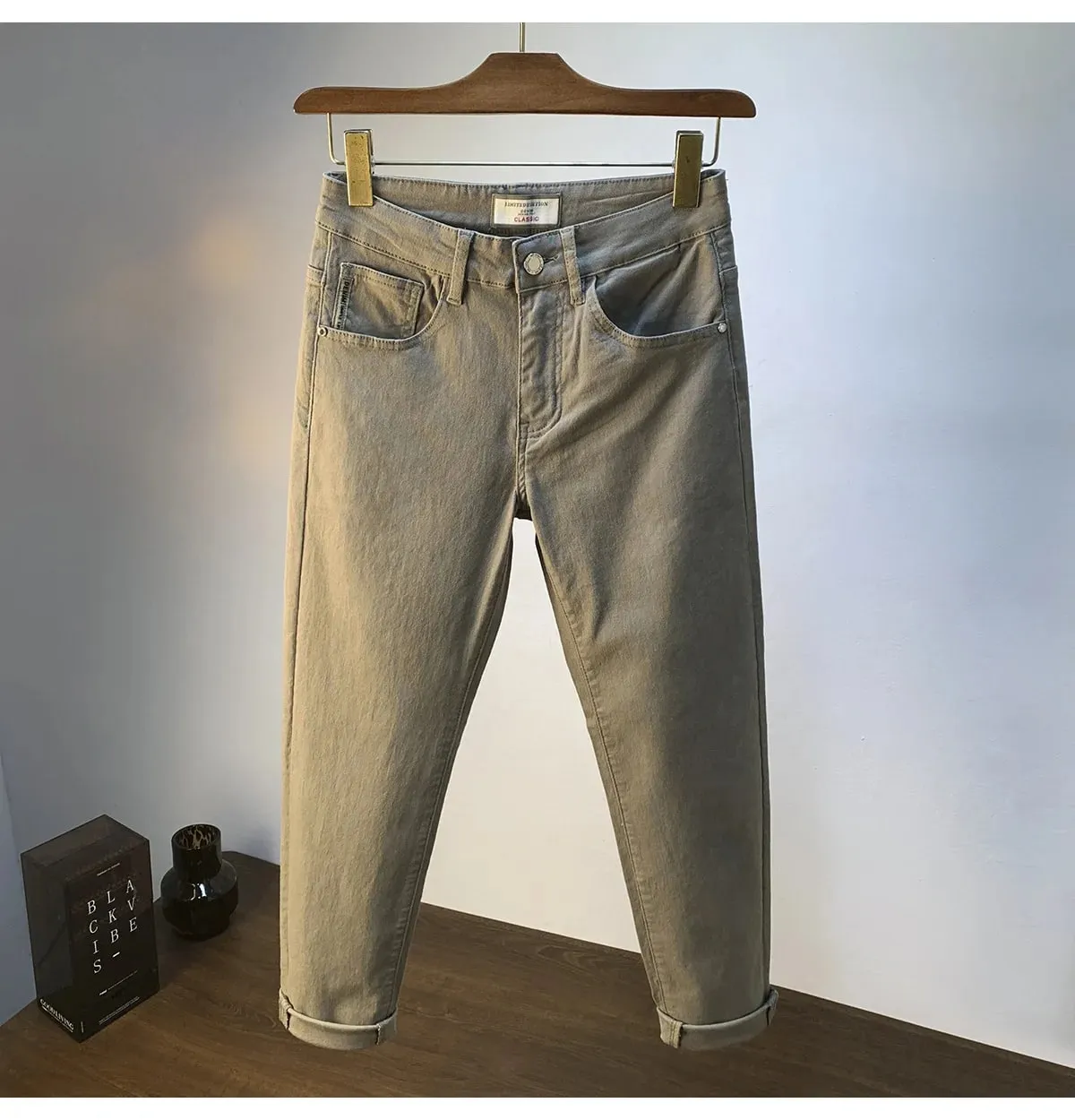 Calças de brim masculinas de luxo leve 2025 verão fino estiramento cônico pequeno perna reta casual versátil denim calças de cor sólida