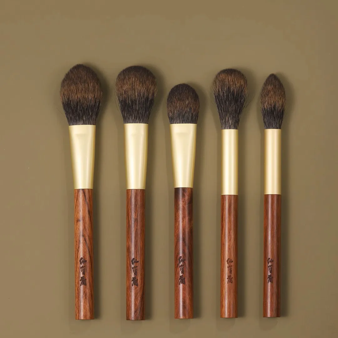 Professional Handmade Makeup Brushes 1PC Soft Squirrel Hair Blush Highlighter Brush African Rosewood Handle Make Up Brush