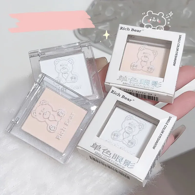 Paleta de iluminador facial branco puro fosco, monocromático, sombra de jade perolada, iluminador natural, maquiagem de contorno