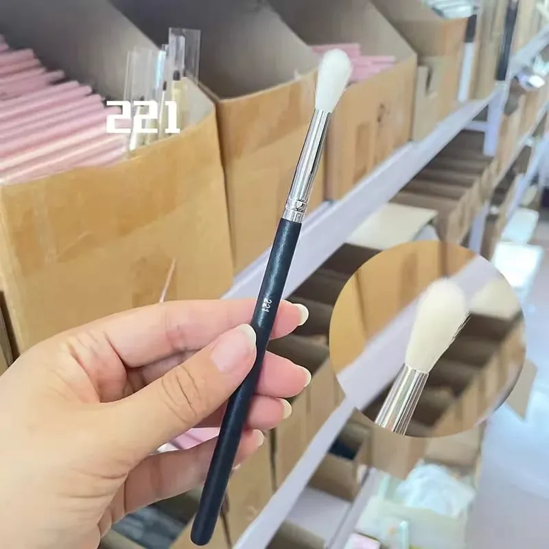 4 件裝化妝眼影刷扁平眼影暈染器摺痕混合刷山羊毛眼影液霜粉化妝工具