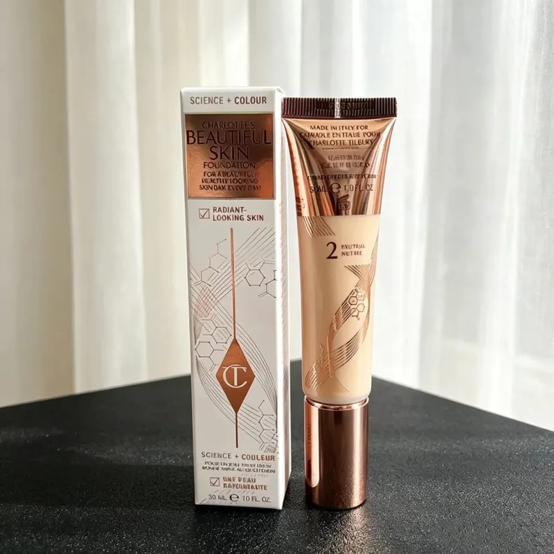 Charlotte Tilbury 玻尿粉底保濕中等遮瑕自然光澤 16 小時耐磨提亮遮瑕黑眼圈