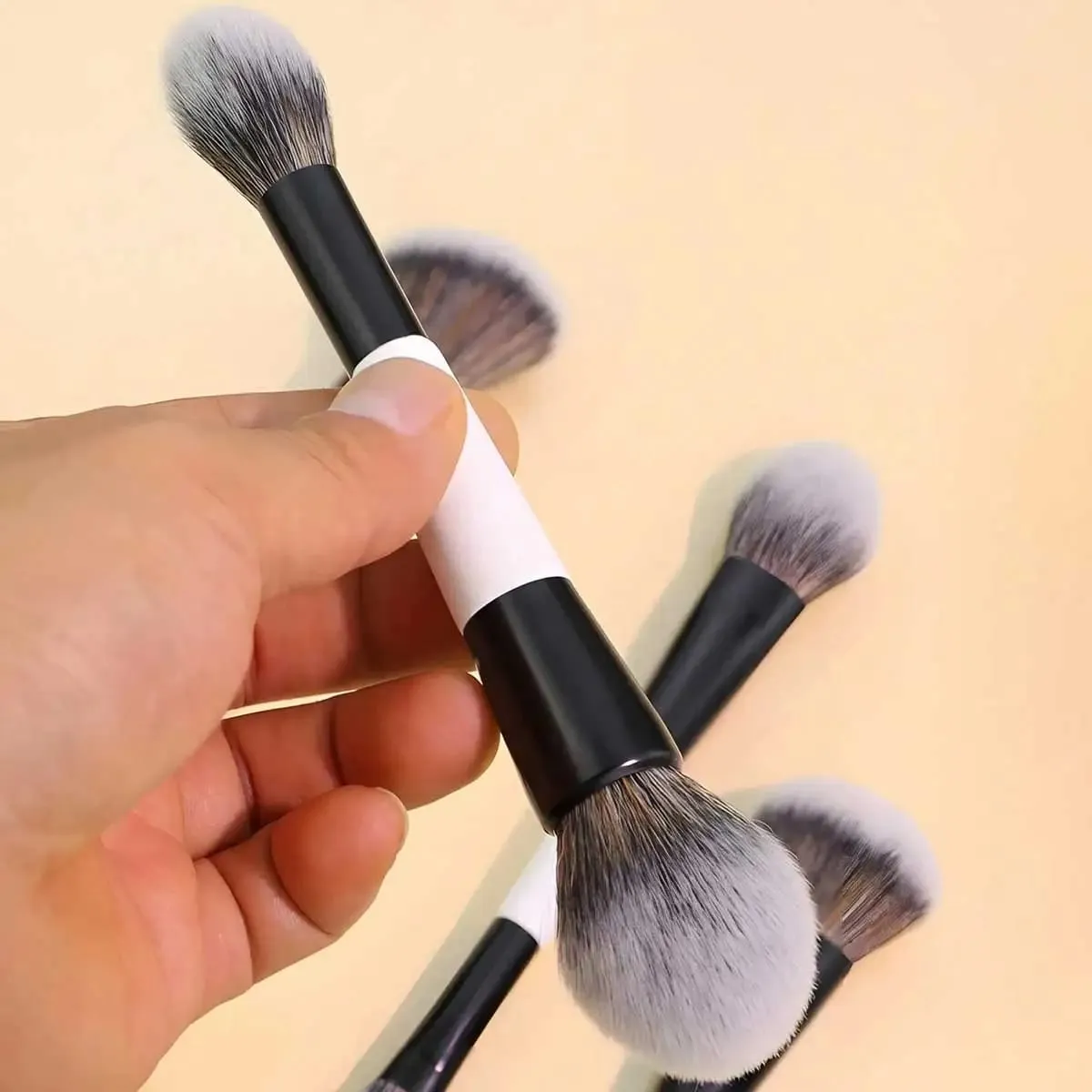 Conjunto de pincéis de maquiagem de ponta dupla 4pcs. Escovas multifuncionais para contorno e corretivo do iluminador em pó blush