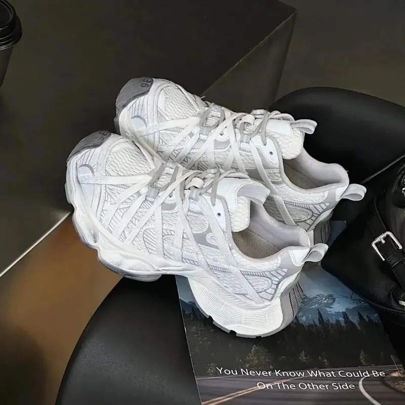 Primavera verão novo estilo das mulheres dos homens pai sapatos de fundo grosso superfície líquida sapatos esportivos na moda versátil respirável gravata sapatos