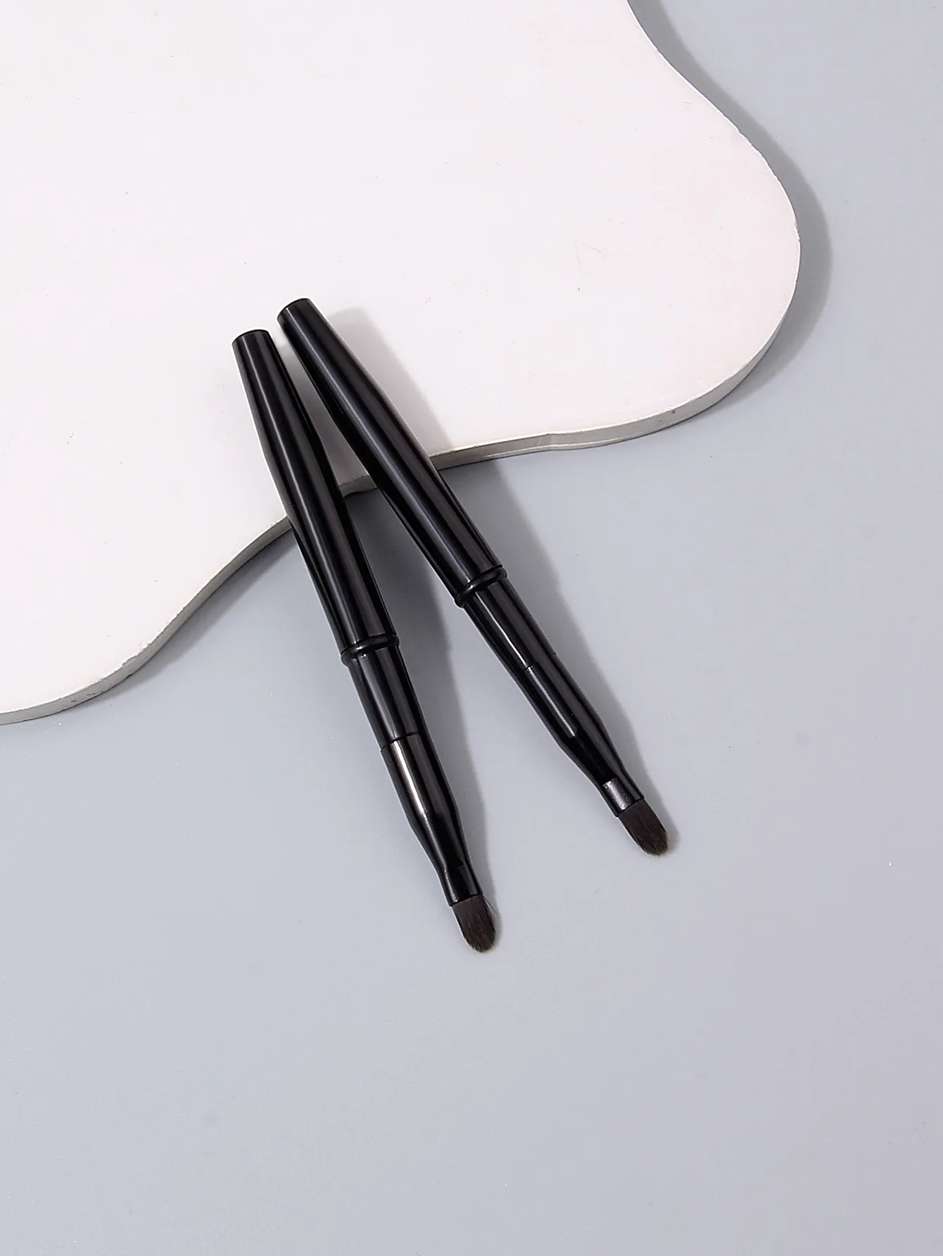 2 pçs preto com uma capa pincéis de maquiagem labial retrátil dupla extremidade retrátil escova de lábios viagem batom gloss pincel de maquiagem