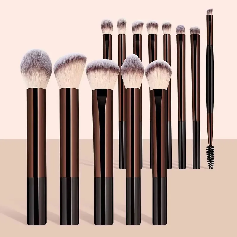 Conjunto de pincéis de maquiagem profissional prateado de 14 peças | Inclui 2 puffs de veludo de pelúcia + 2 esponjas de mistura | Escova Vegan Cruelty-Free Co.
