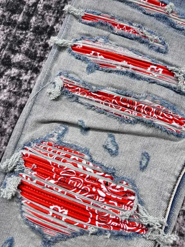 Desconto Homens bandana vermelha remendos angustiados jeans azuis