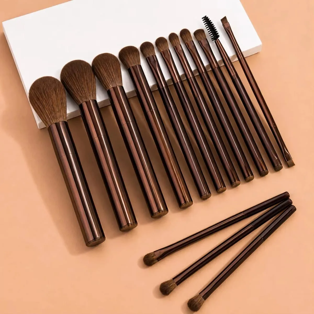 16 peças de ferramentas de maquiagem, incluindo 13 peças de conjunto de pincéis de maquiagem + 1 bolsa de maquiagem + 2 peças de acessórios de sopro de ar, pincel de base, pincel de blush.