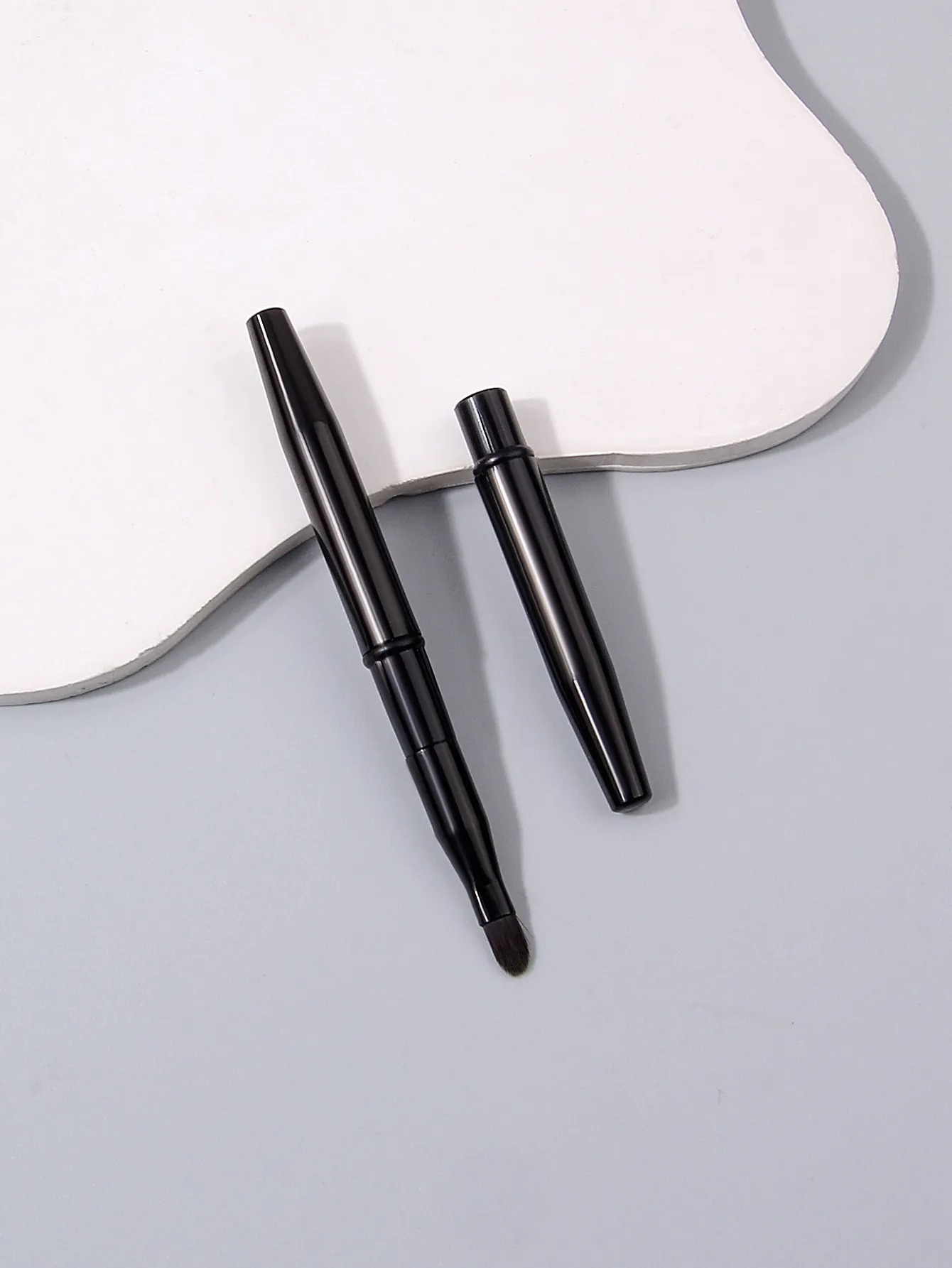 2 pçs preto com uma capa pincéis de maquiagem labial retrátil dupla extremidade retrátil escova de lábios viagem batom gloss pincel de maquiagem