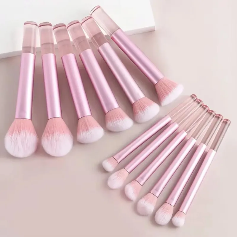 Conjunto de pincéis de maquiagem profissional prateado de 14 peças | Inclui 2 puffs de veludo de pelúcia + 2 esponjas de mistura | Escova Vegan Cruelty-Free Co.