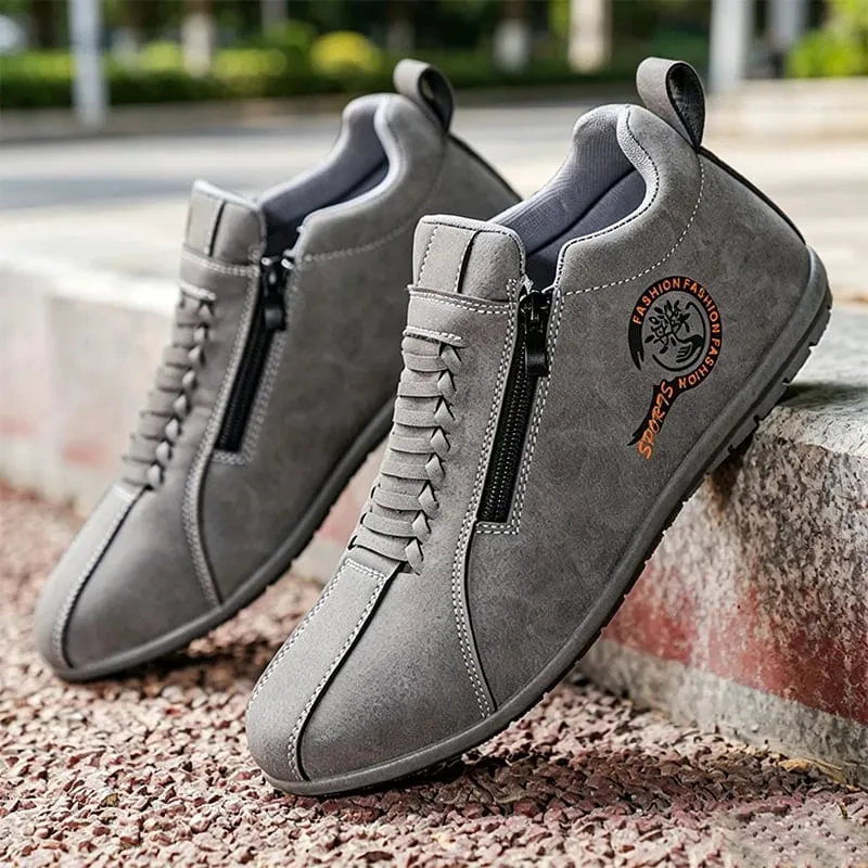 Tênis casual masculino de camurça com zíper lateral e sola plana e cano baixo, calçado confortável para caminhada