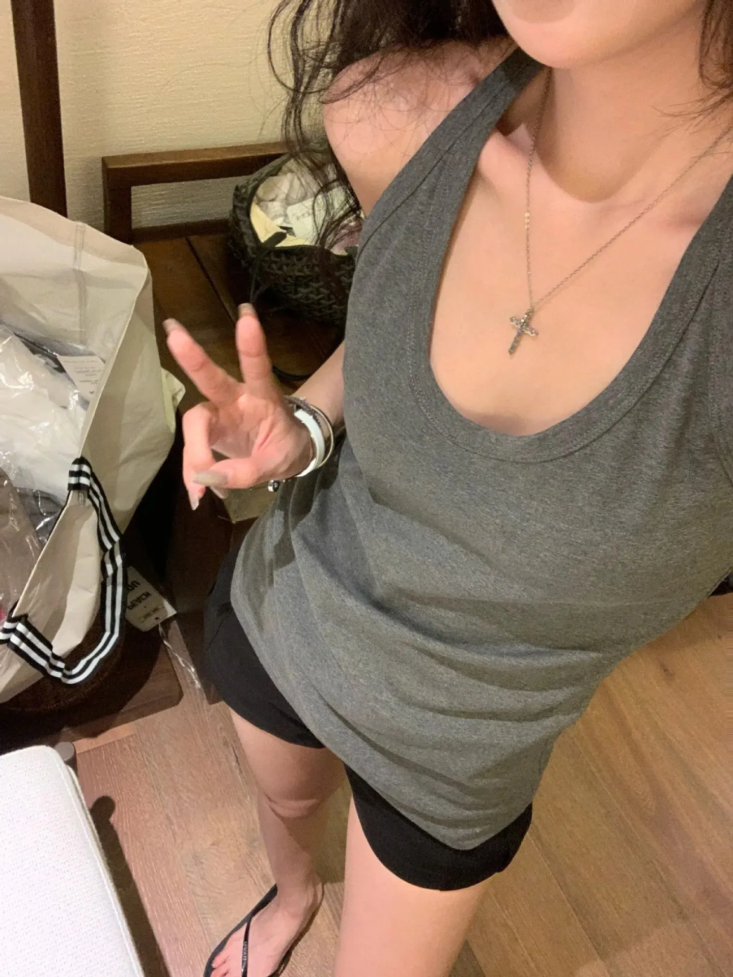 Y2K 夏季清涼露背背心深 U 領性感純色掛脖短上衣美學潮流新款緊身修身女吊帶背心街頭
