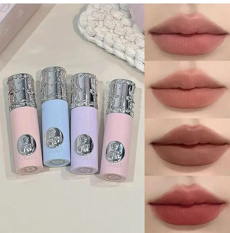 O kit de maquiagem inclui 4 gloss fosco, 1 blush facial, 1 pó prensado, 1 paleta de sombras, 1 paleta de contorno com colar