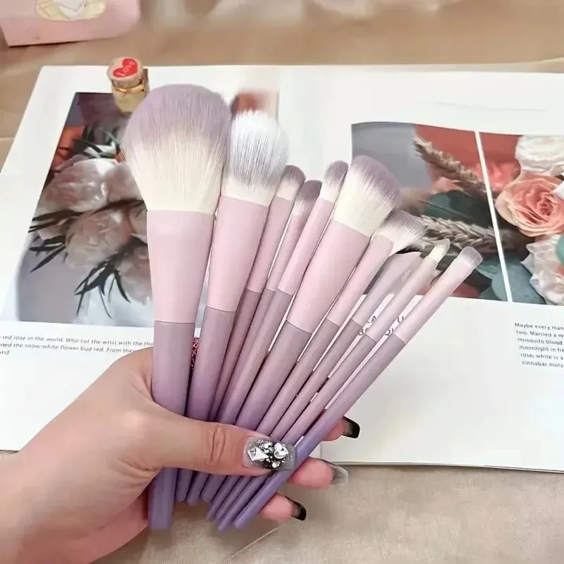 Conjunto de pincéis de maquiagem profissional prateado de 14 peças | Inclui 2 puffs de veludo de pelúcia + 2 esponjas de mistura | Escova Vegan Cruelty-Free Co.
