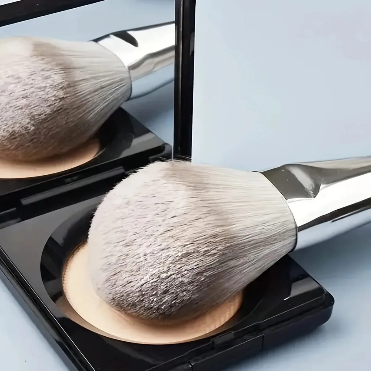 Conjunto de pincéis de maquiagem profissional prateado de 14 peças | Inclui 2 puffs de veludo de pelúcia + 2 esponjas de mistura | Escova Vegan Cruelty-Free Co.