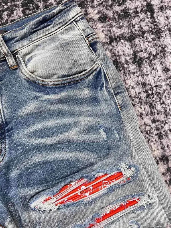 Desconto Homens bandana vermelha remendos angustiados jeans azuis
