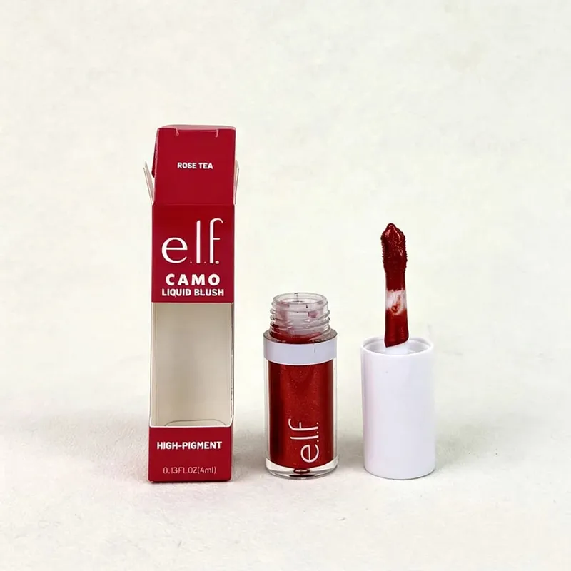 O novo blush líquido da Elf Camo apresenta desenvolvimento de cor de longa duração, leveza natural, retenção de umidade e fácil aplicação