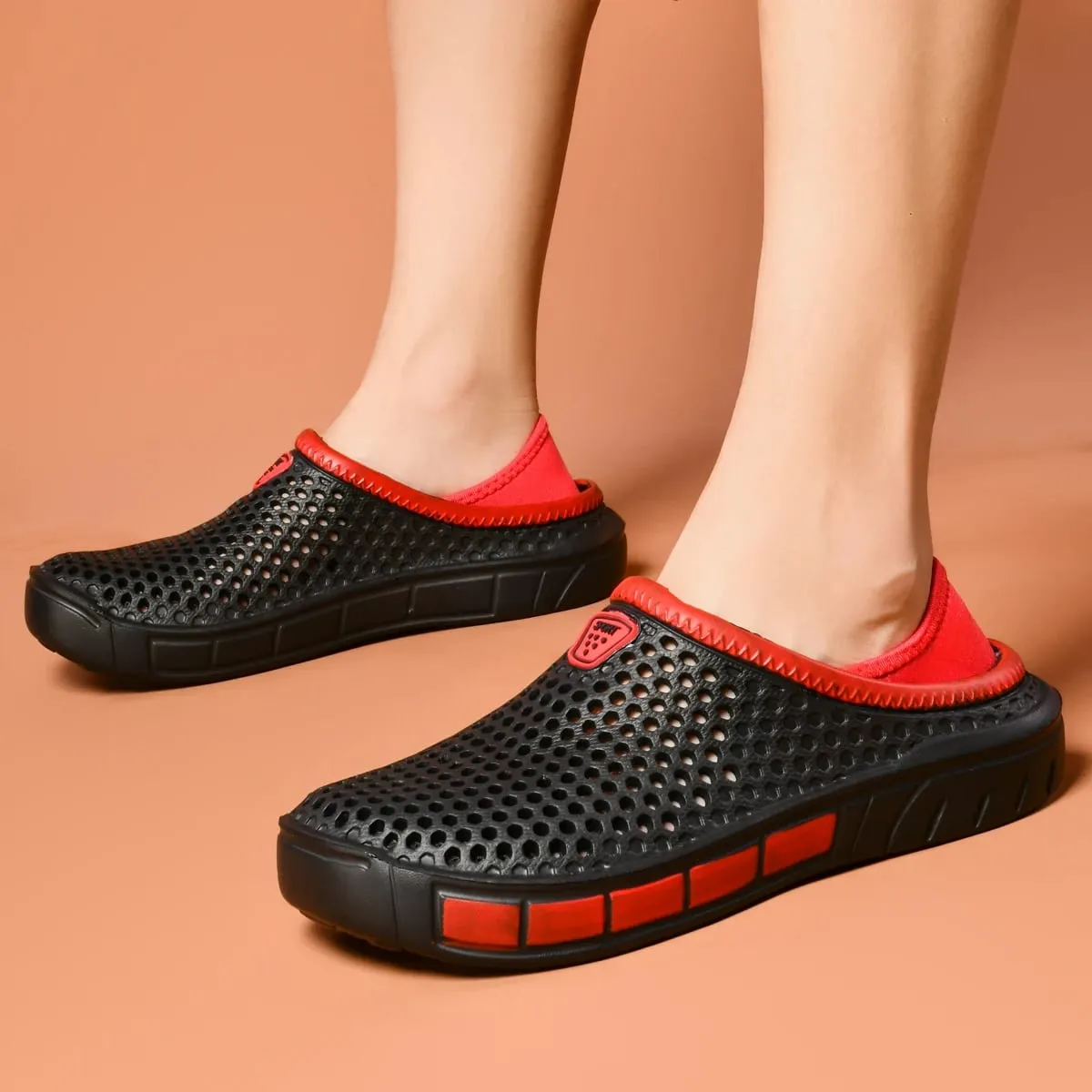 Respiráveis ​​e leves, estes tamancos casuais masculinos são altamente versáteis! Disponíveis em várias cores, eles redefinem o verão.
