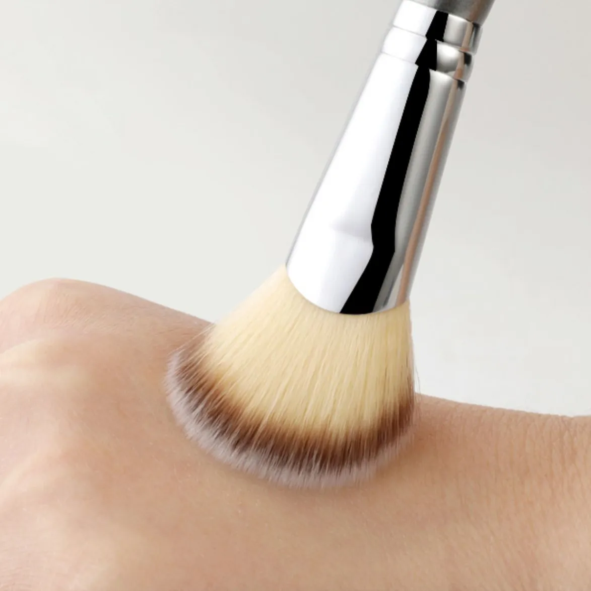 Professional Handmade Make Up Brush 200 Tilted Blush Contour Brush Resilient Synthetic Fiber Makeup Brushes