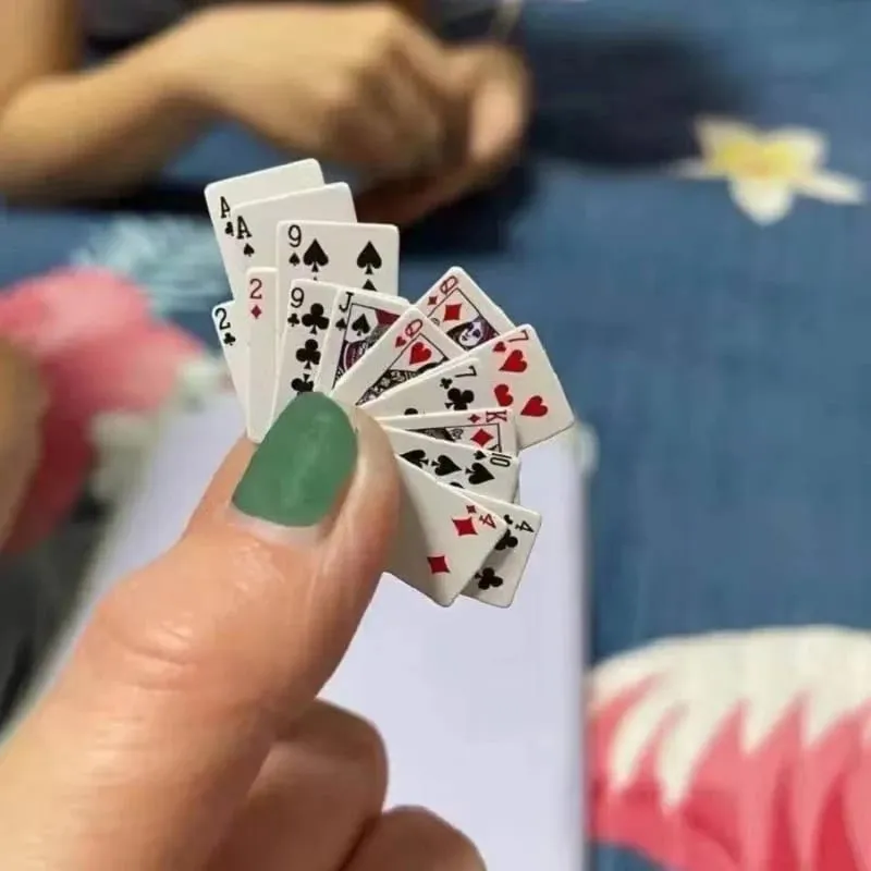 Mini cartas de jogo de pôquer, engraçadas, fofas, super pequenas, presentes, brinquedos de viagem, adereços de brincadeira, cartão de pôquer em miniatura