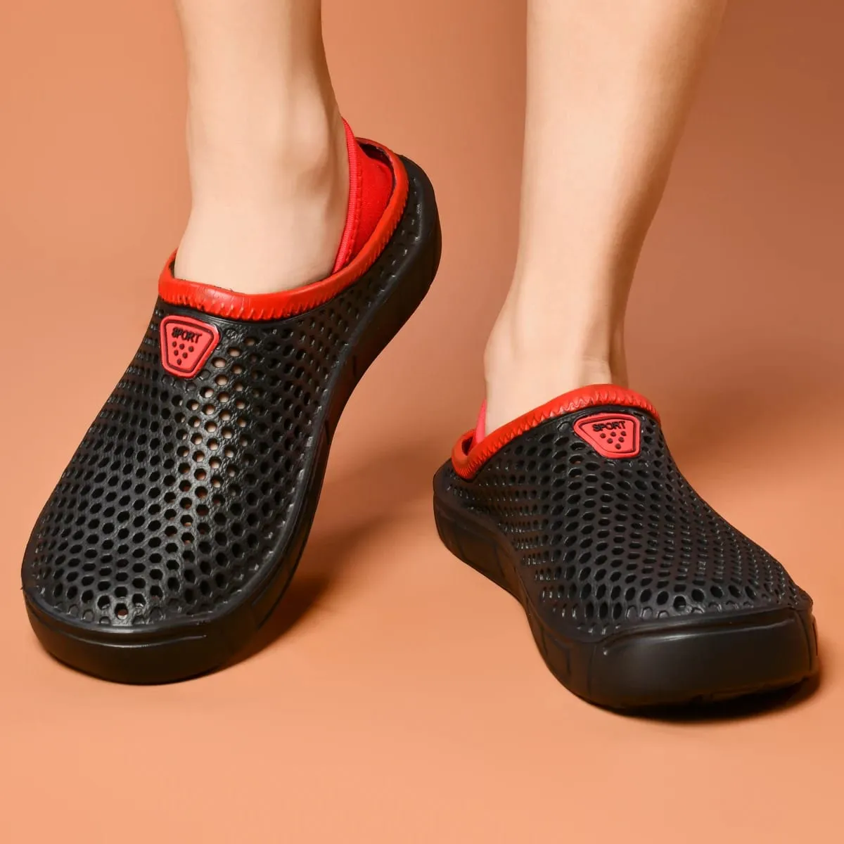 Respiráveis ​​e leves, estes tamancos casuais masculinos são altamente versáteis! Disponíveis em várias cores, eles redefinem o verão.