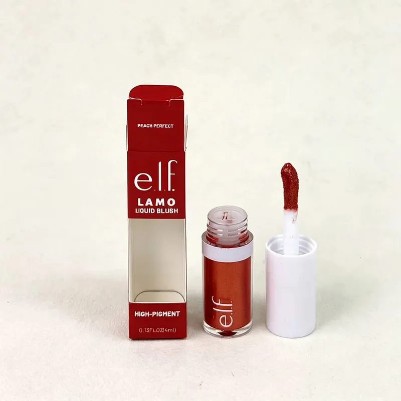O novo blush líquido da Elf Camo apresenta desenvolvimento de cor de longa duração, leveza natural, retenção de umidade e fácil aplicação