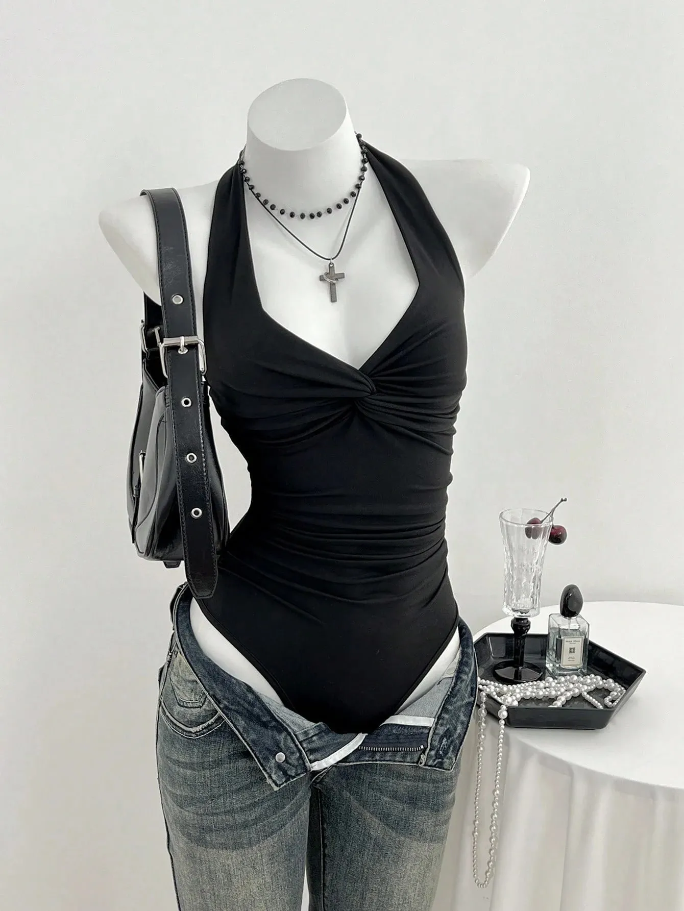 Macacão feminino halter profundo com nó frontal torcido, cintura franzida, preto sólido, sem mangas, slim fit y2k, top básico