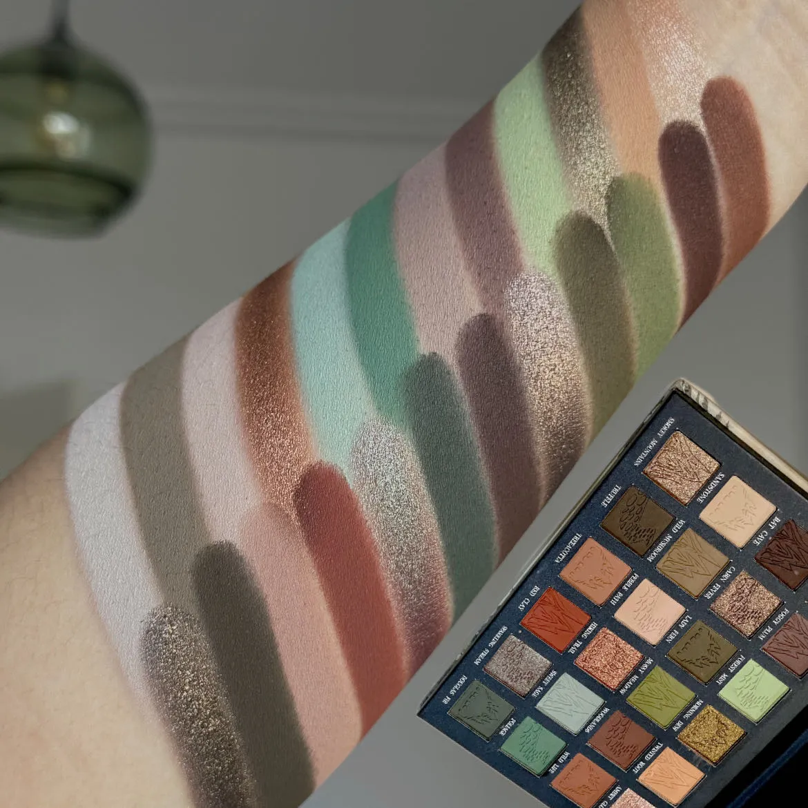 24 Colors Metallic Glitter Eyeshadow Matte Shimmer Eye Shadow Makeup Plate Earth Powder Punk Smoky Dark Green Eye Shadow Make Up