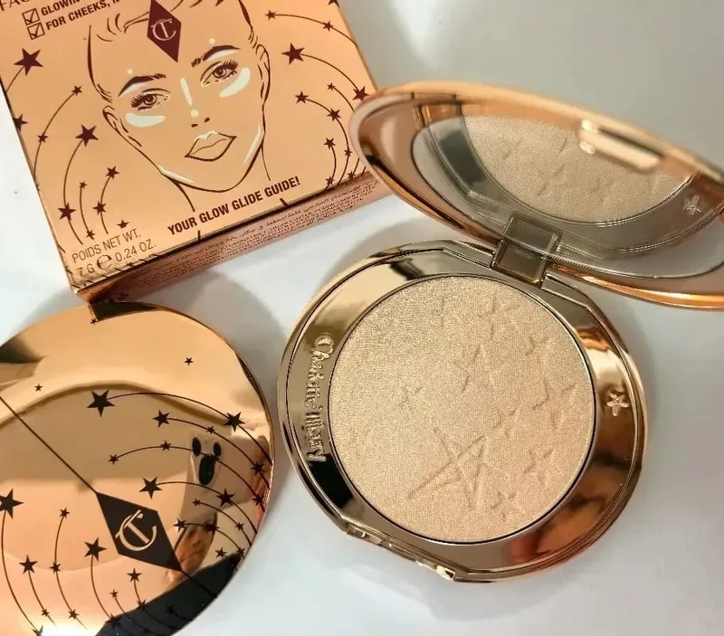 Charlotte Tilbury Starlight Pó Compacto e Corretivo Cobertura Média a Total Iluminador À Prova D 'Água Hidratante Acabamento Orvalhado