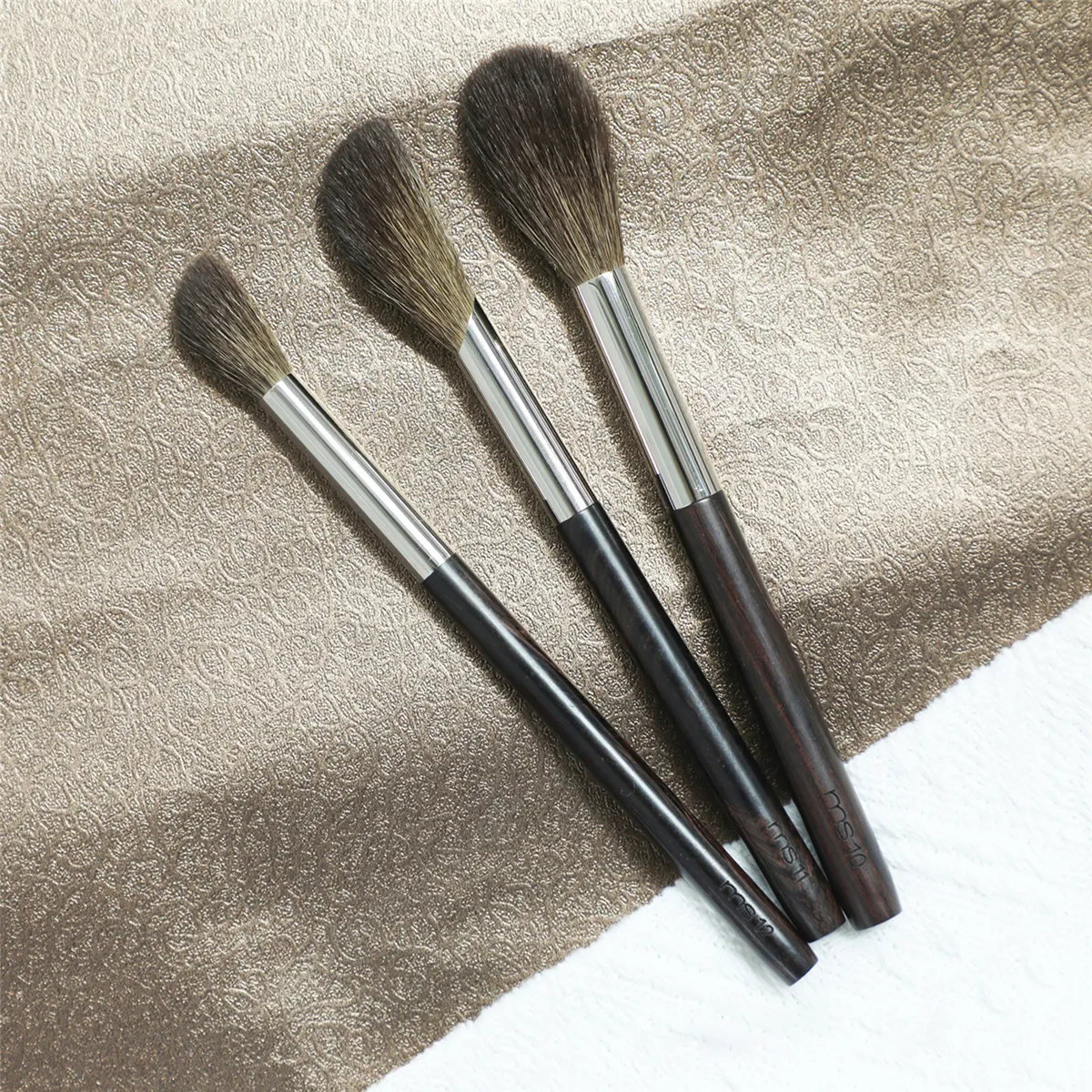 Pincel de maquiagem artesanal profissional, 1 peça, blush, iluminador, macio, saikoho, cabelo de cabra, cabo de madeira de ébano, pincéis de maquiagem