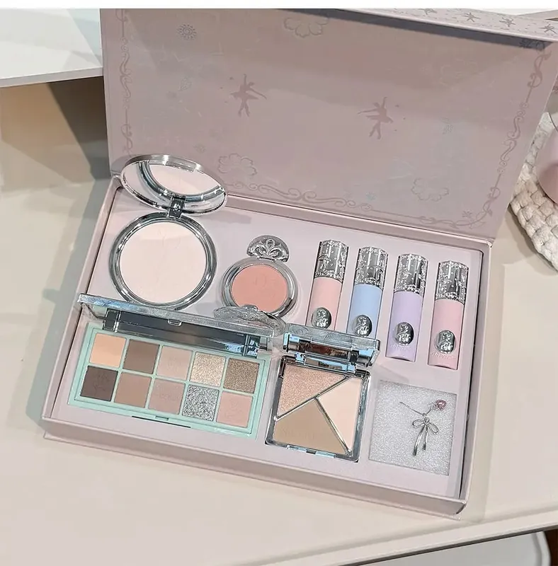 O kit de maquiagem inclui 4 gloss fosco, 1 blush facial, 1 pó prensado, 1 paleta de sombras, 1 paleta de contorno com colar