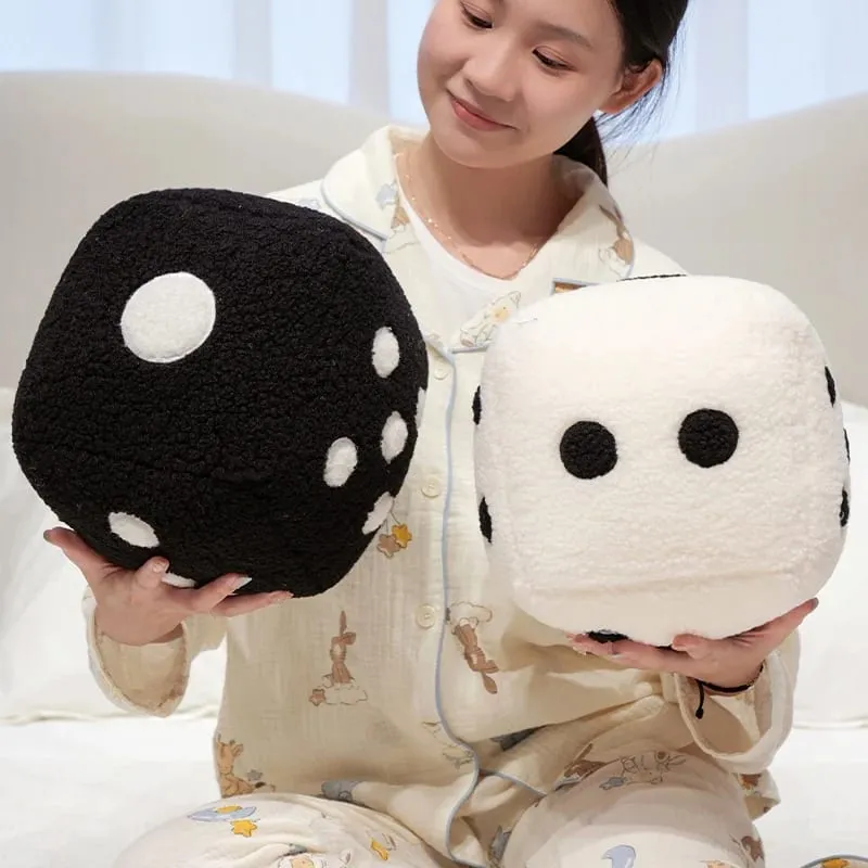 Travesseiro de dados divertido de 25cm, brinquedo de pelúcia macio, preto e branco, adereços de jogo, comparar tamanhos, presente engraçado para entretenimento de festa