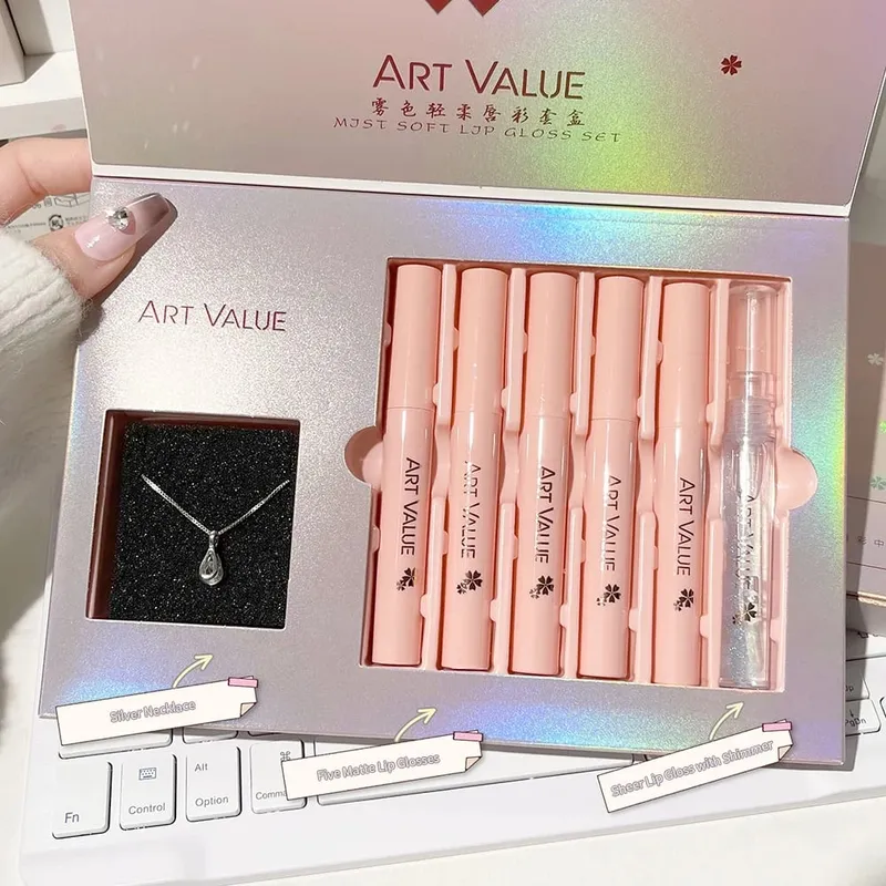 ART VALUE 唇彩套裝包含 5 支霧面液體唇膏和 1 支潤唇膏油滋養閃光唇彩,附項鍊禮物