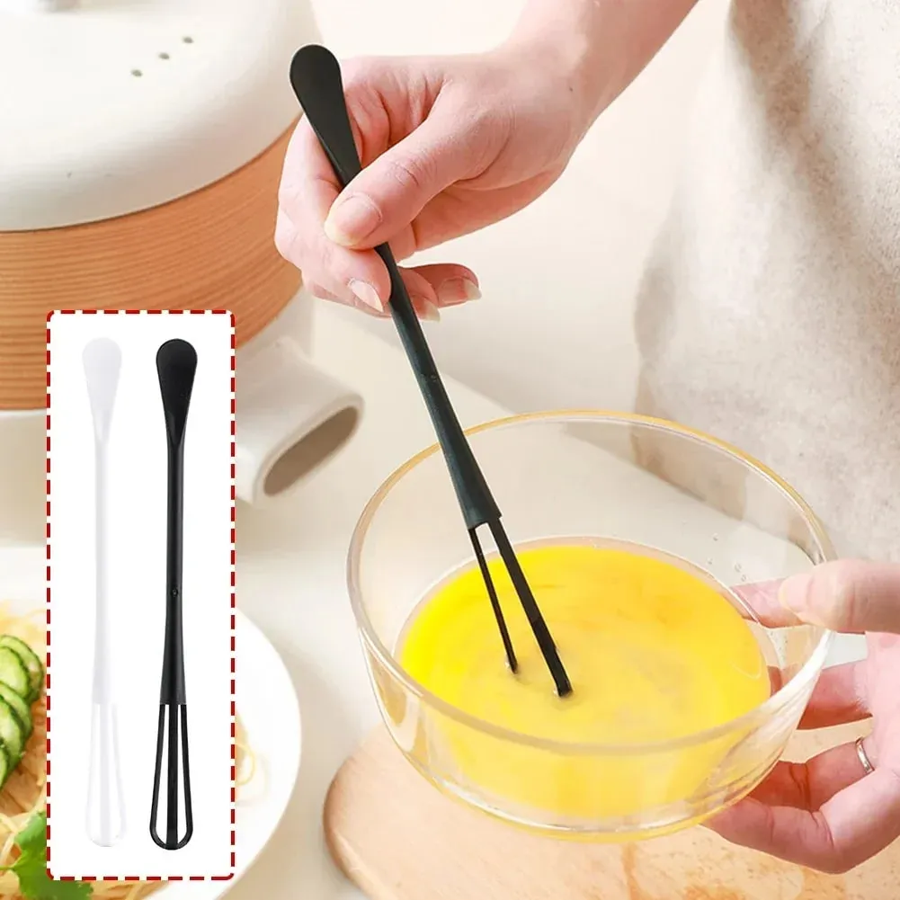 1pc batedor de ovo plástico multifuncional mini mão batedor de ovo utensílio de cozinha com colher de chá ferramentas de cozimento de ovo creme mexendo vara