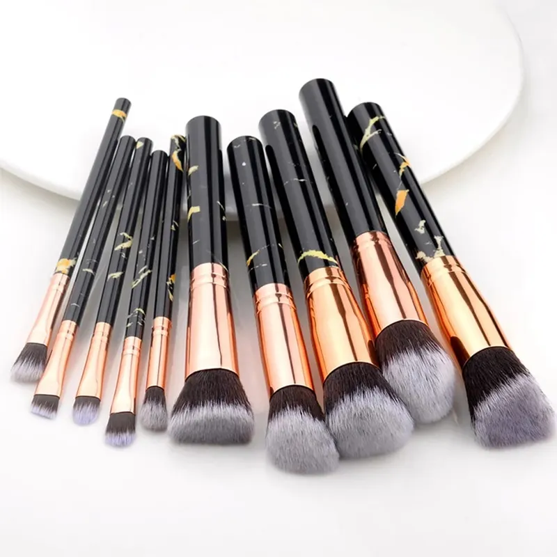 Conjunto de pincéis de maquiagem profissional prateado de 14 peças | Inclui 2 puffs de veludo de pelúcia + 2 esponjas de mistura | Escova Vegan Cruelty-Free Co.