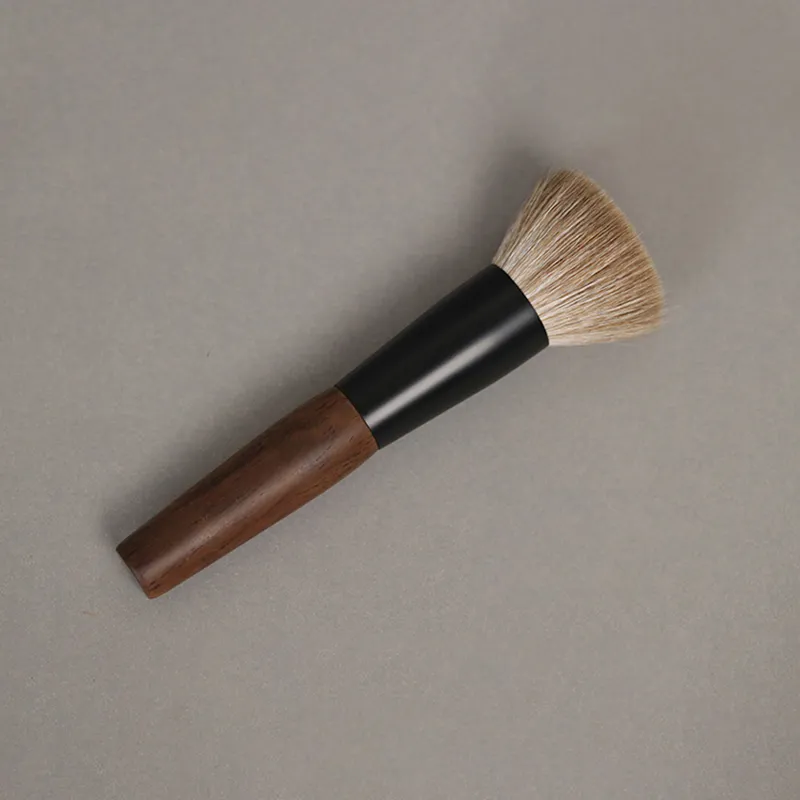 T108 pincéis de maquiagem profissionais feitos à mão, cabelo de cabra natural, pincel de pó facial curto, cabo de madeira de ébano, pincel de maquiagem