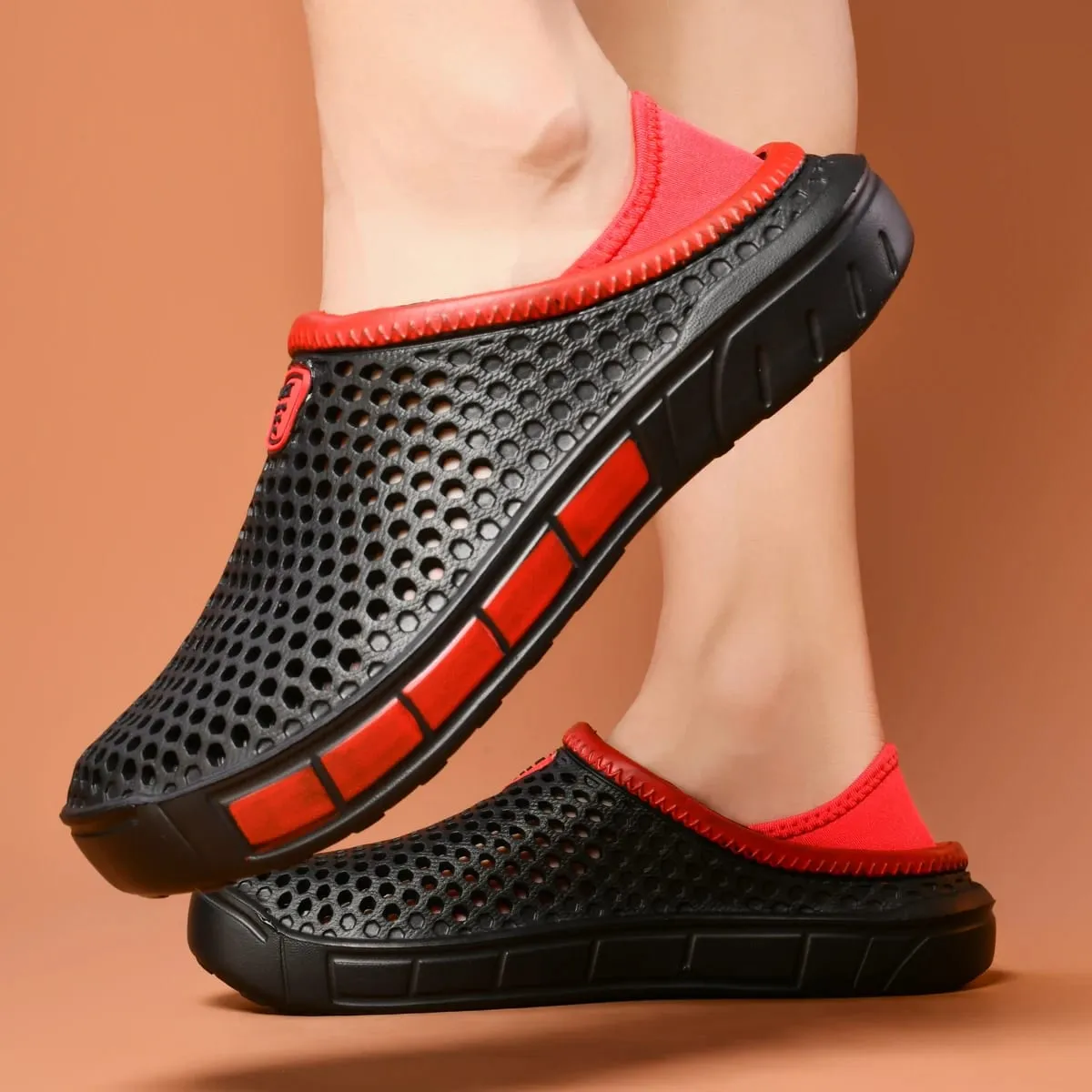 Respiráveis ​​e leves, estes tamancos casuais masculinos são altamente versáteis! Disponíveis em várias cores, eles redefinem o verão.
