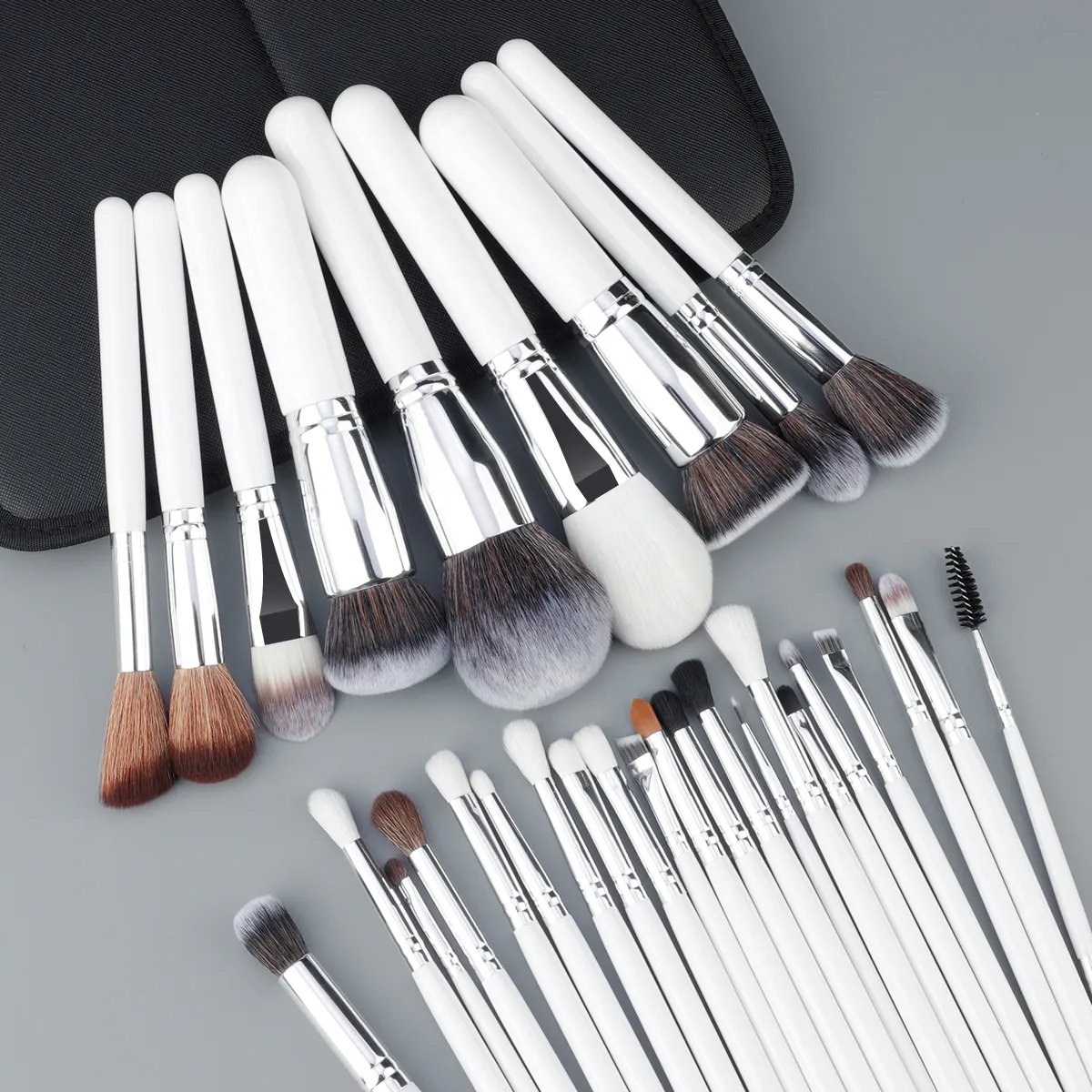 Conjunto de pincéis de maquiagem profissional, 30 peças com bolsa de armazenamento portátil, cerdas pretas e brancas, atendem totalmente às necessidades de maquiagem