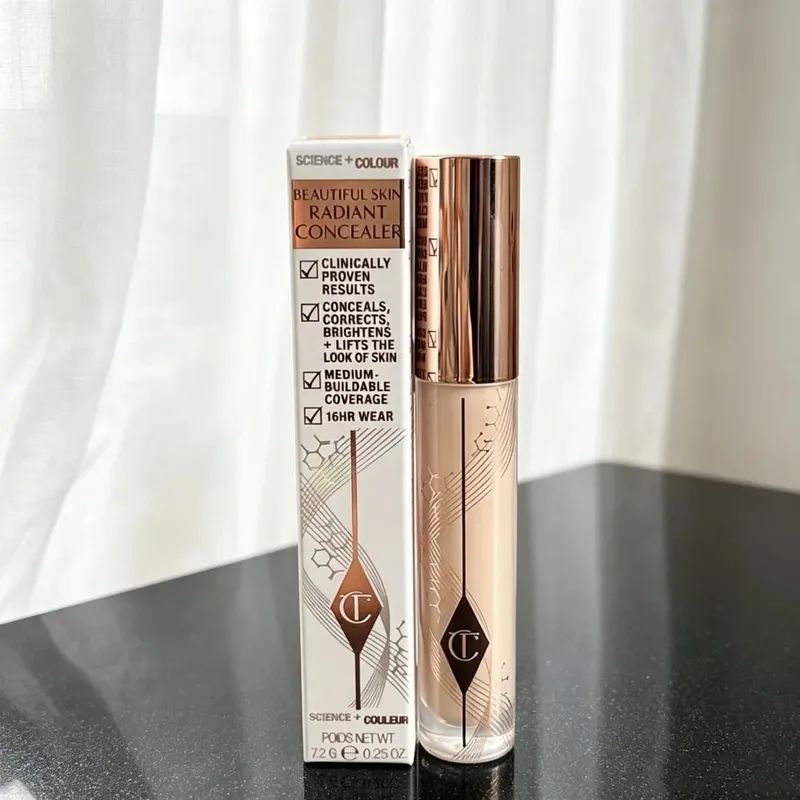 Charlotte Tilbury 玻尿粉底保濕中等遮瑕自然光澤 16 小時耐磨提亮遮瑕黑眼圈