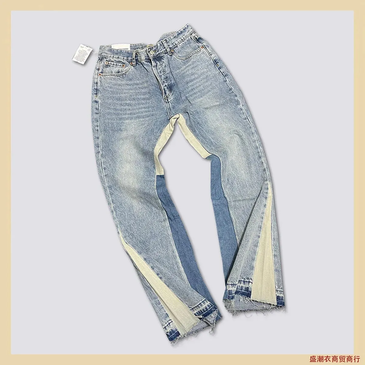 Calça jeans boca de sino lavada e gasta com patchwork