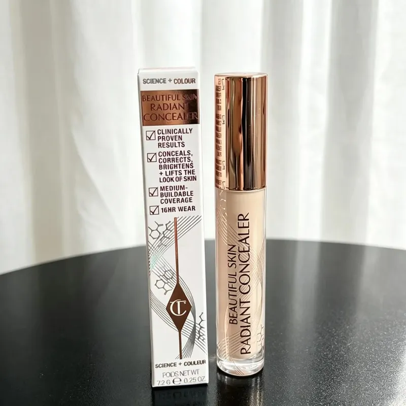 Charlotte Tilbury 玻尿粉底保濕中等遮瑕自然光澤 16 小時耐磨提亮遮瑕黑眼圈