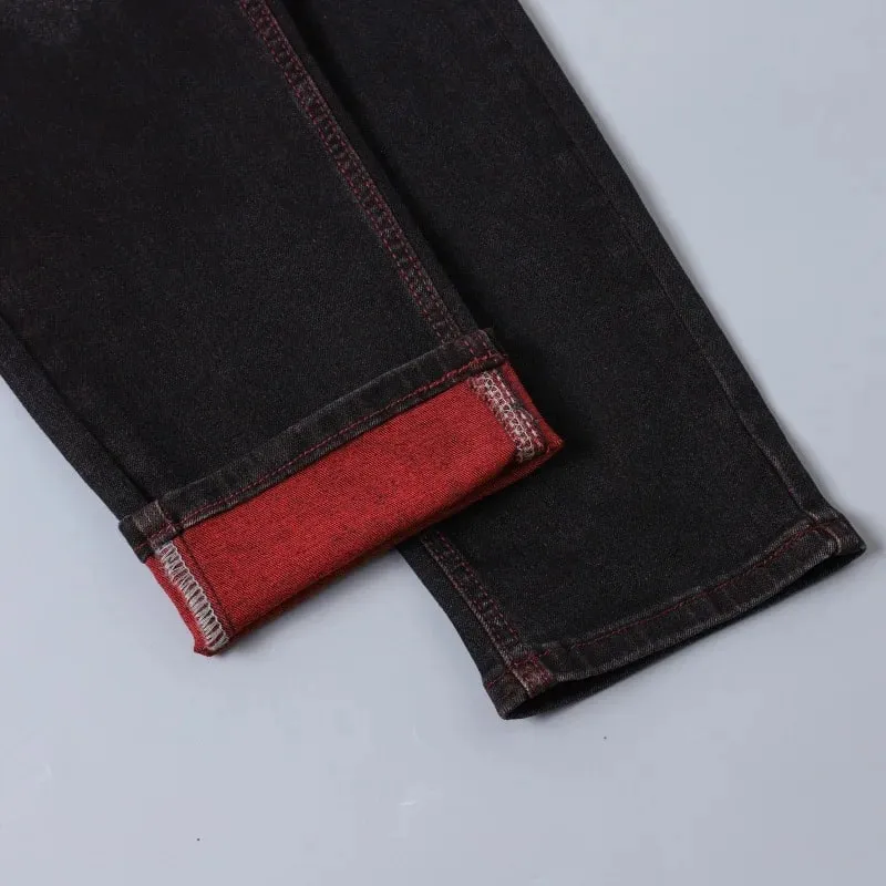 Calça jeans stretch preta masculina para primavera e outono com detalhes vermelhos rasgados, tamanhos asiáticos 28–42.